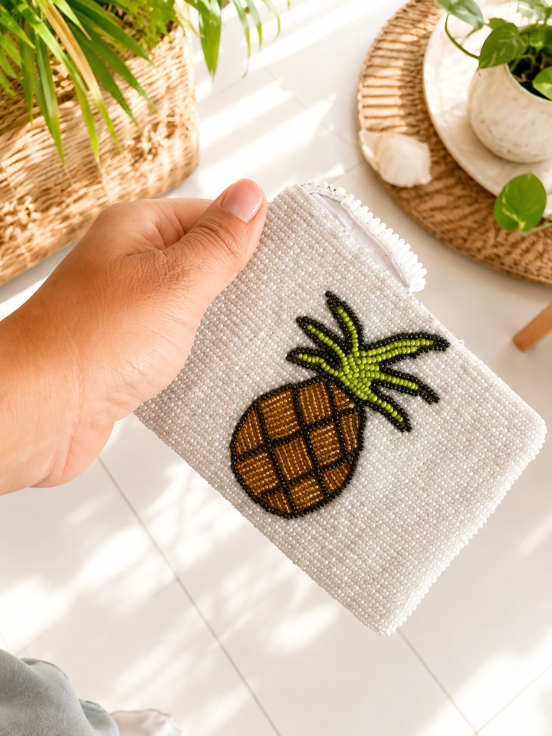 Anana mini white hand-beaded pouch with colourful pineapple motif