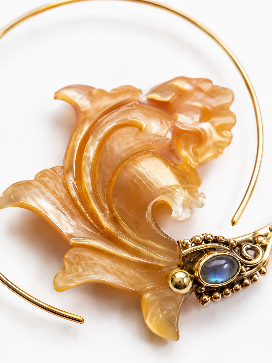 Sahara Bloom – Carved Shell & Brass Hoop Earrings - immagine 2
