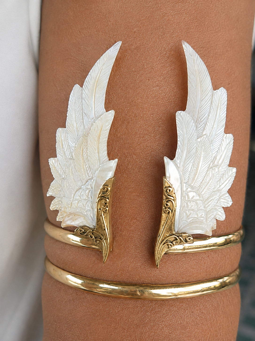 Celeste Wings – Mother of Pearl & Brass Arm Cuff - immagine 3