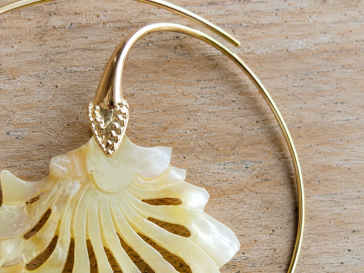 Alaya – Carved Mother of Pearl & Brass Hoop Earrings - immagine 3