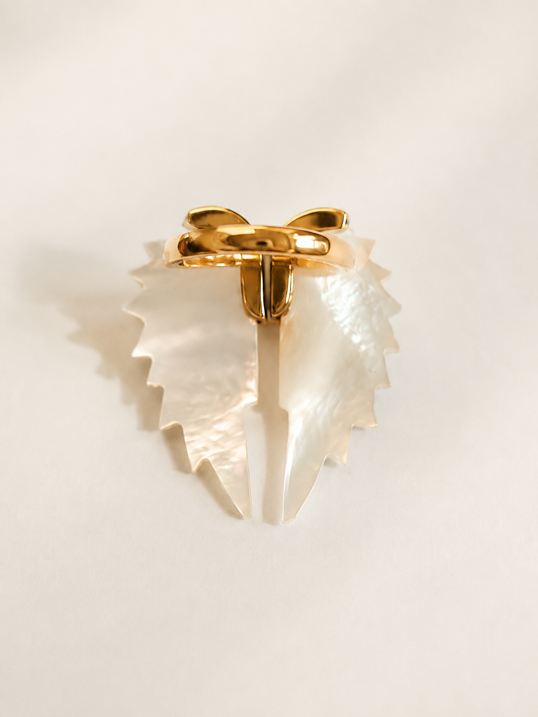 Seraphine – Carved Mother of Pearl Wing Ring - immagine 3