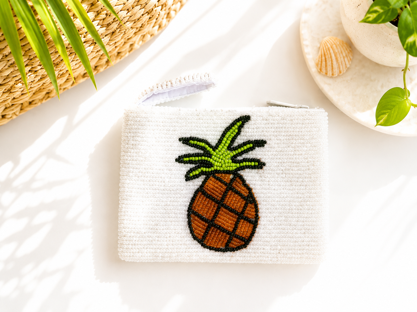 Anana – Mini White Beaded Pineapple Pouch