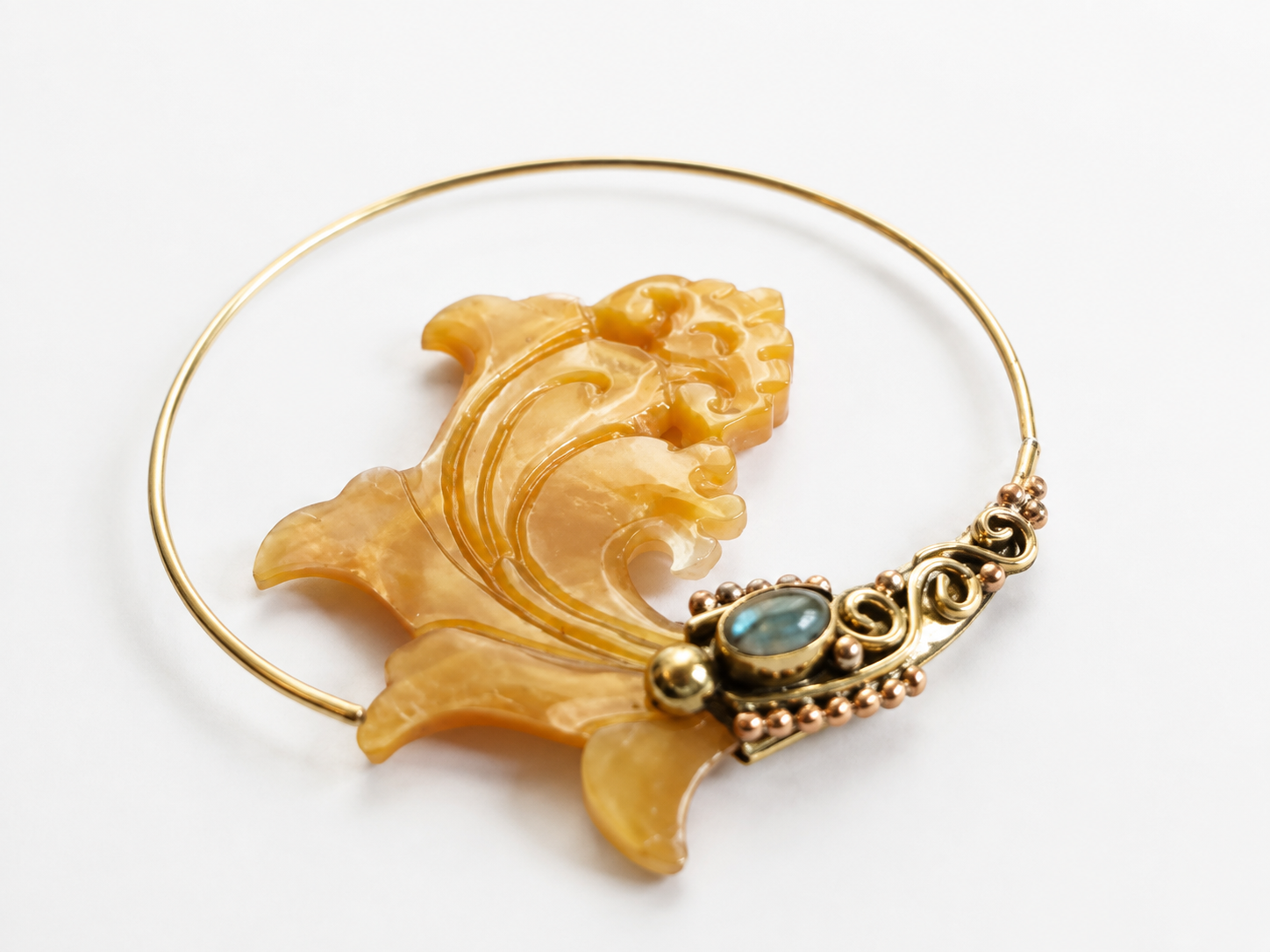 Sahara Bloom – Carved Shell & Brass Hoop Earrings - immagine 3