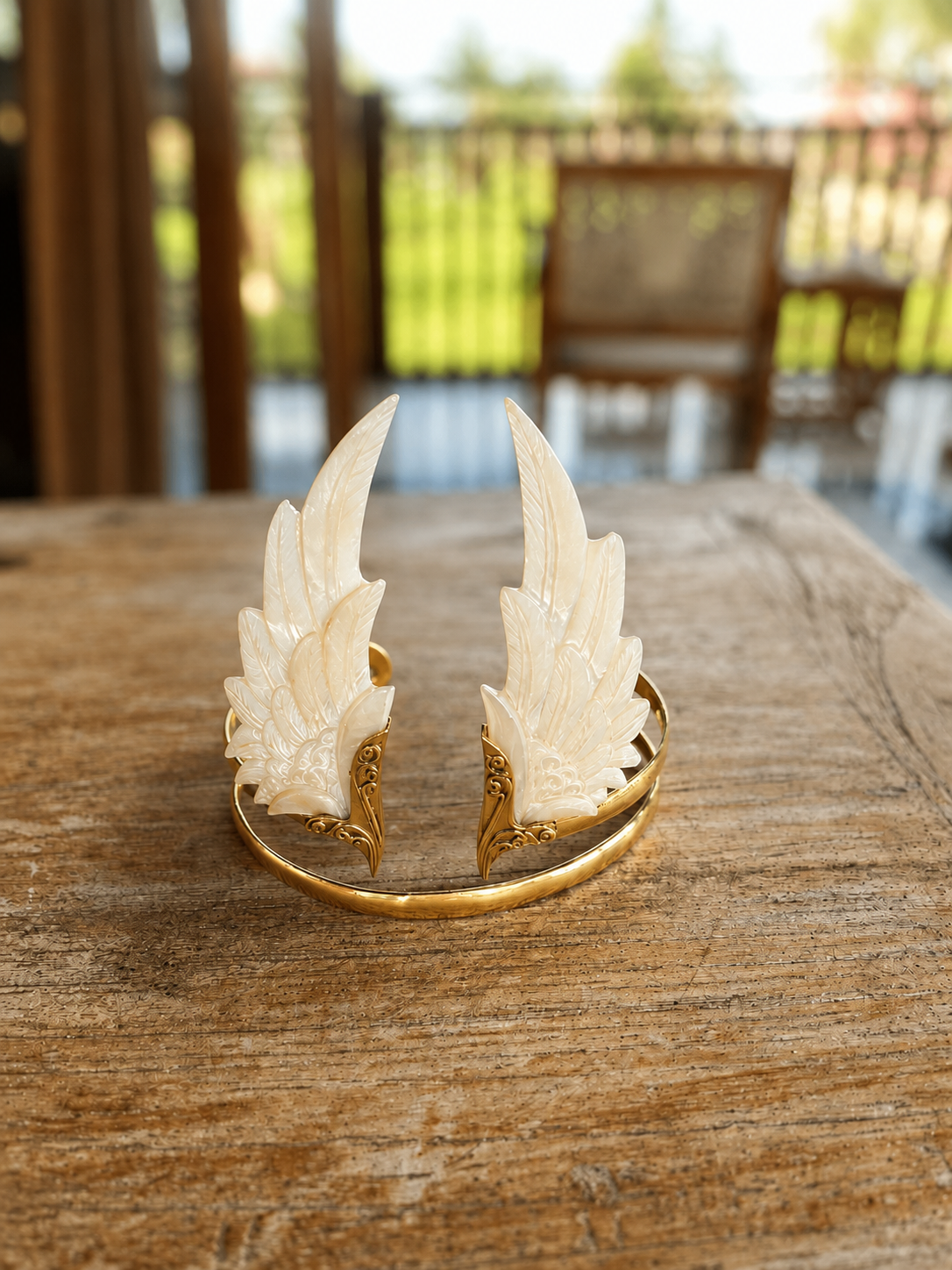 Celeste Wings – Mother of Pearl & Brass Arm Cuff - immagine 4