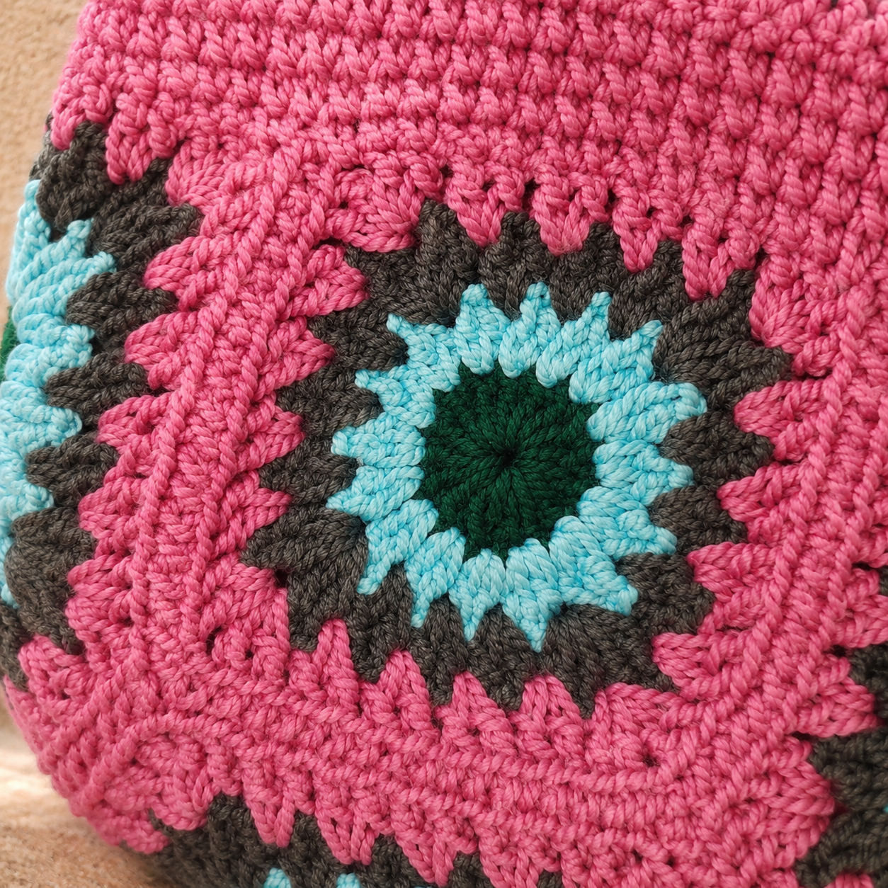 Fuchsia Bloom Crochet Bag – Handmade Floral Tote - immagine 3