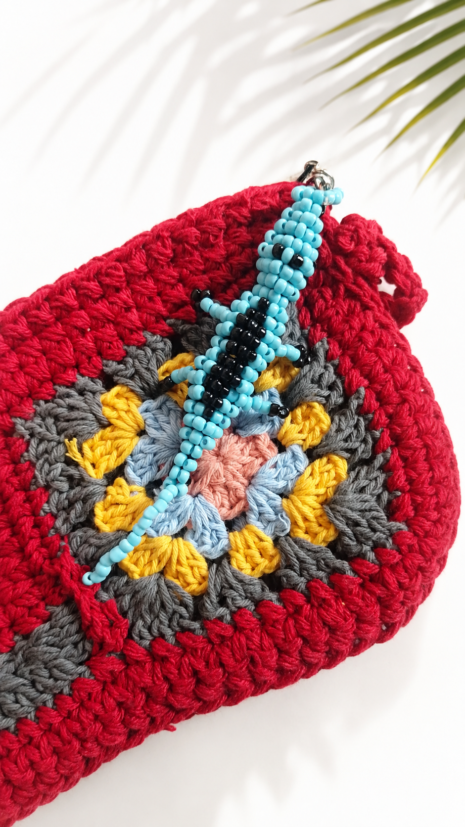 Coral Handmade Crochet Clutch with Beaded Gecko - immagine 3