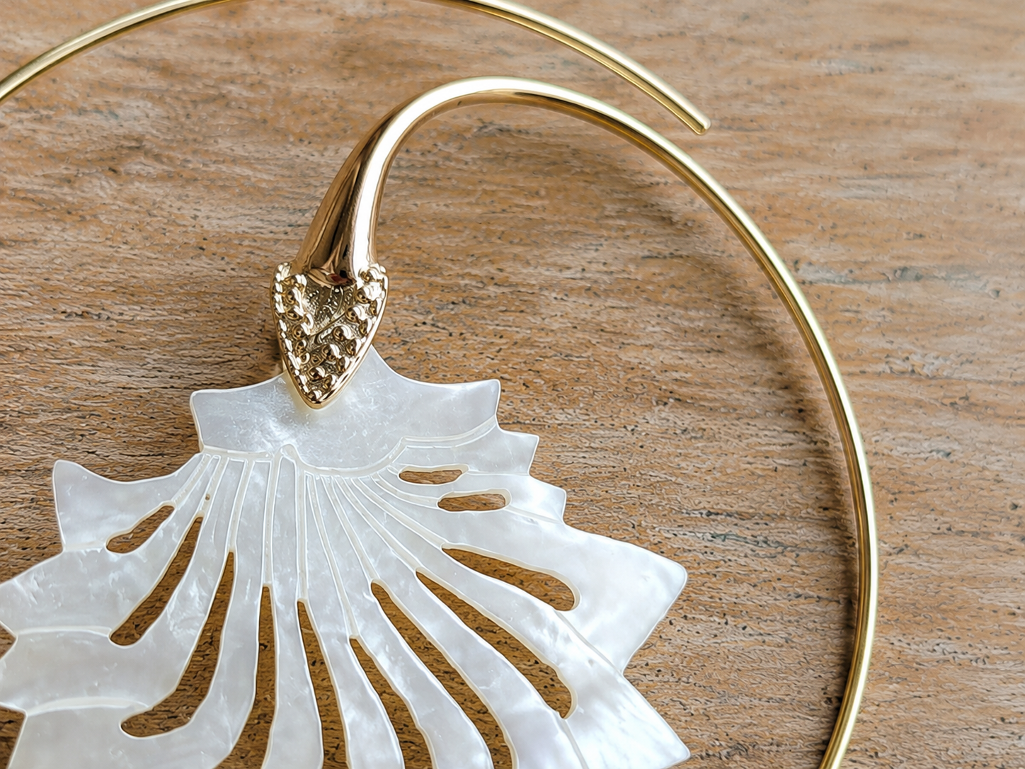 Alaya – Carved Mother of Pearl & Brass Hoop Earrings - immagine 4