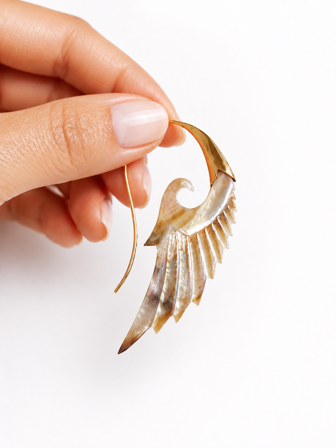 Aella – Carved Mother of Pearl Wing Earrings - immagine 3
