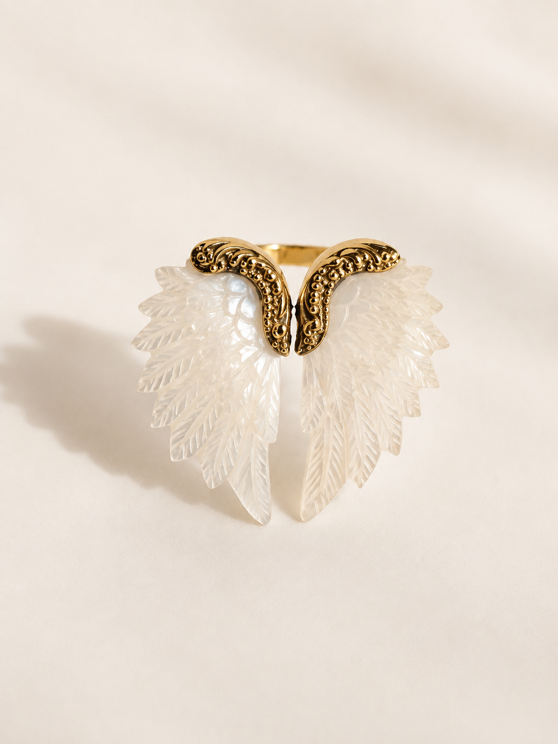 Seraphine – Carved Mother of Pearl Wing Ring - immagine 4