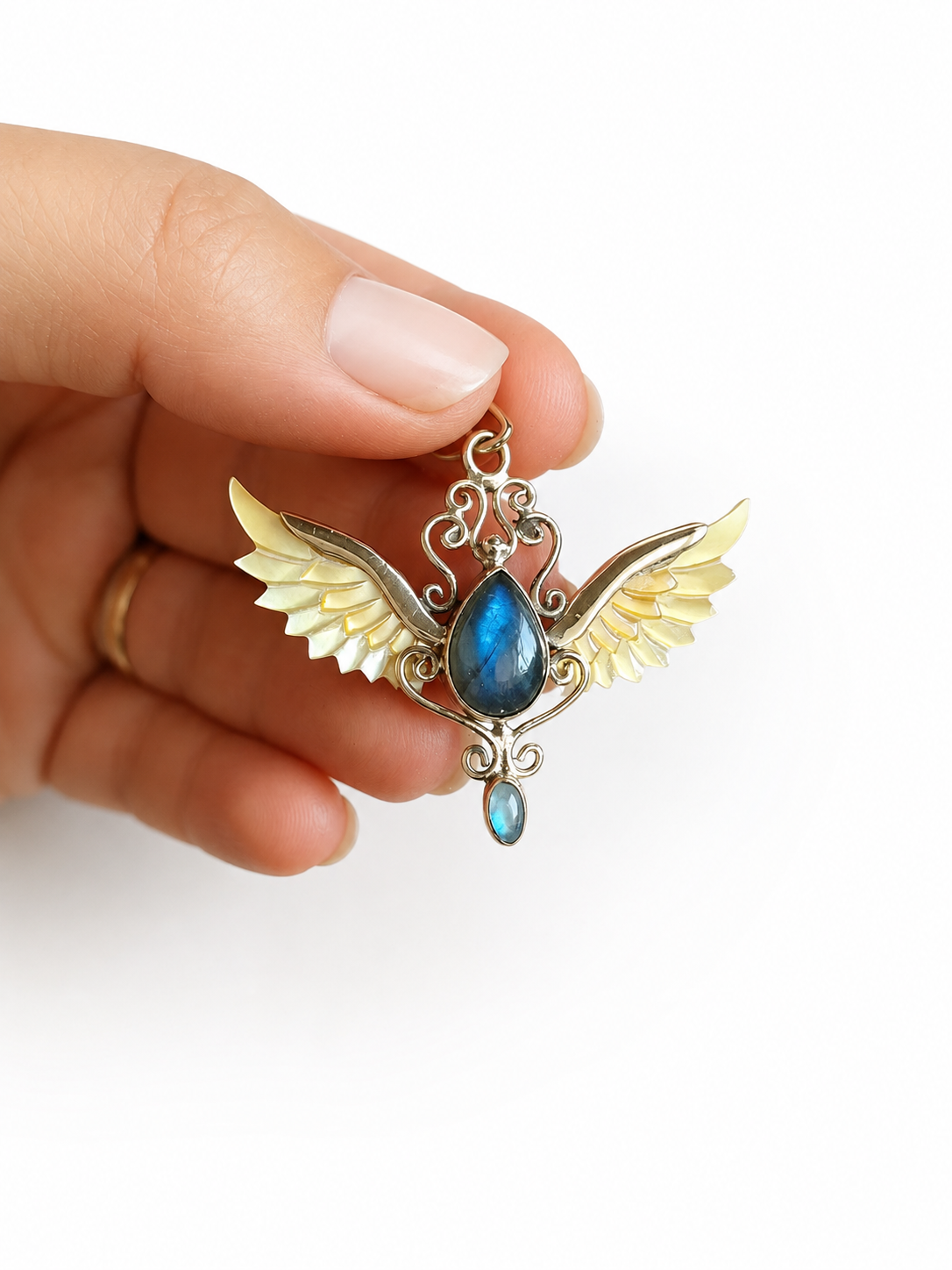 Astra Wings – Labradorite & Carved Shell Brass Pendant - immagine 3