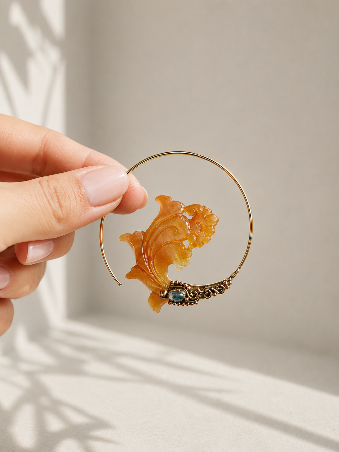 Sahara Bloom – Carved Shell & Brass Hoop Earrings - immagine 4
