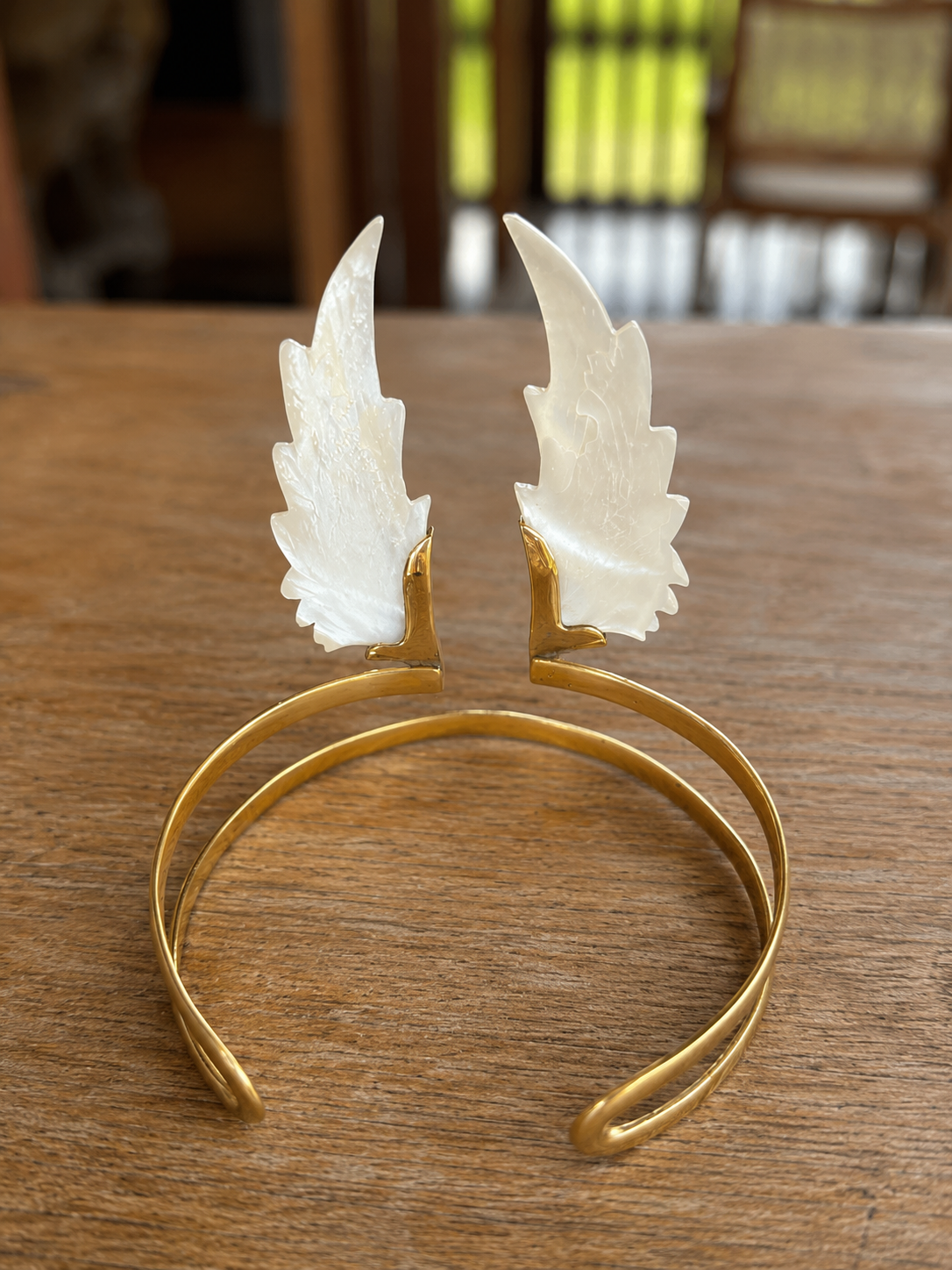 Celeste Wings – Mother of Pearl & Brass Arm Cuff - immagine 5