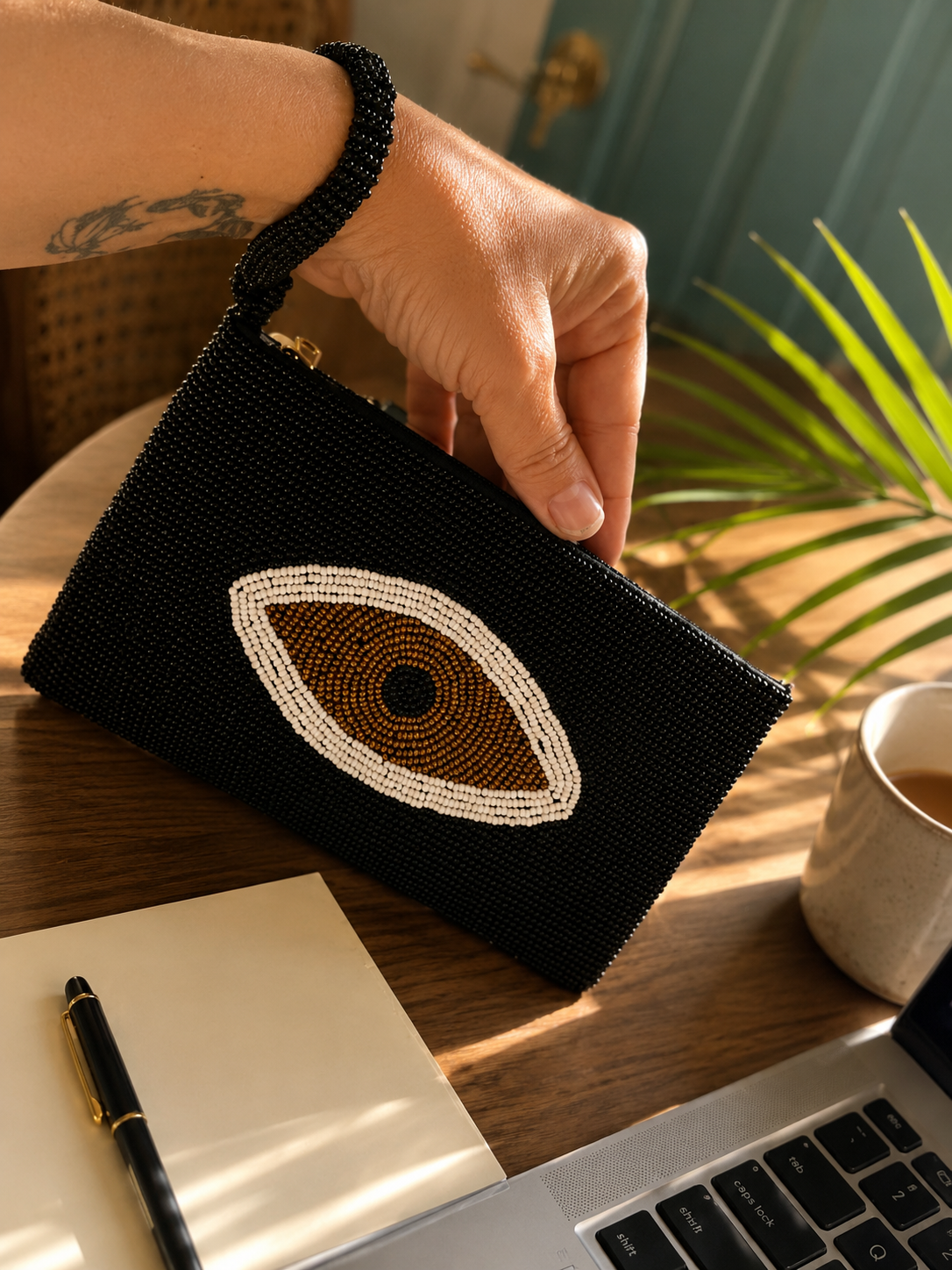 Noir Eye – Hand-Beaded Evil Eye Clutch - immagine 4