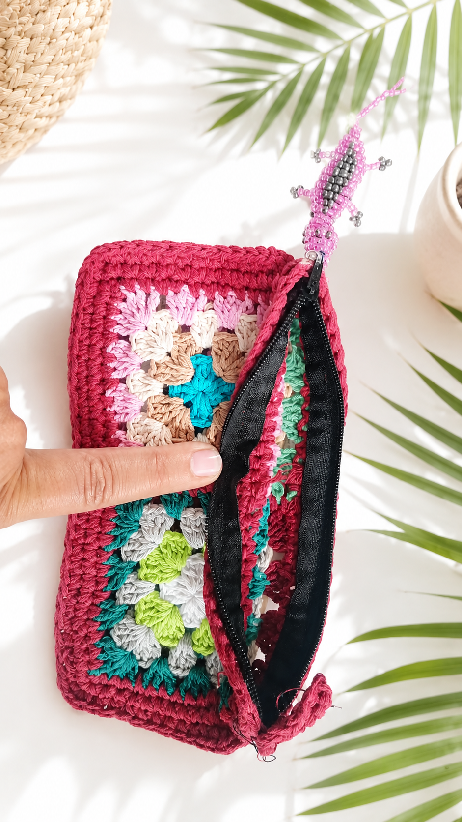 Zinnia Handmade Crochet Clutch with Beaded Lizard - immagine 5