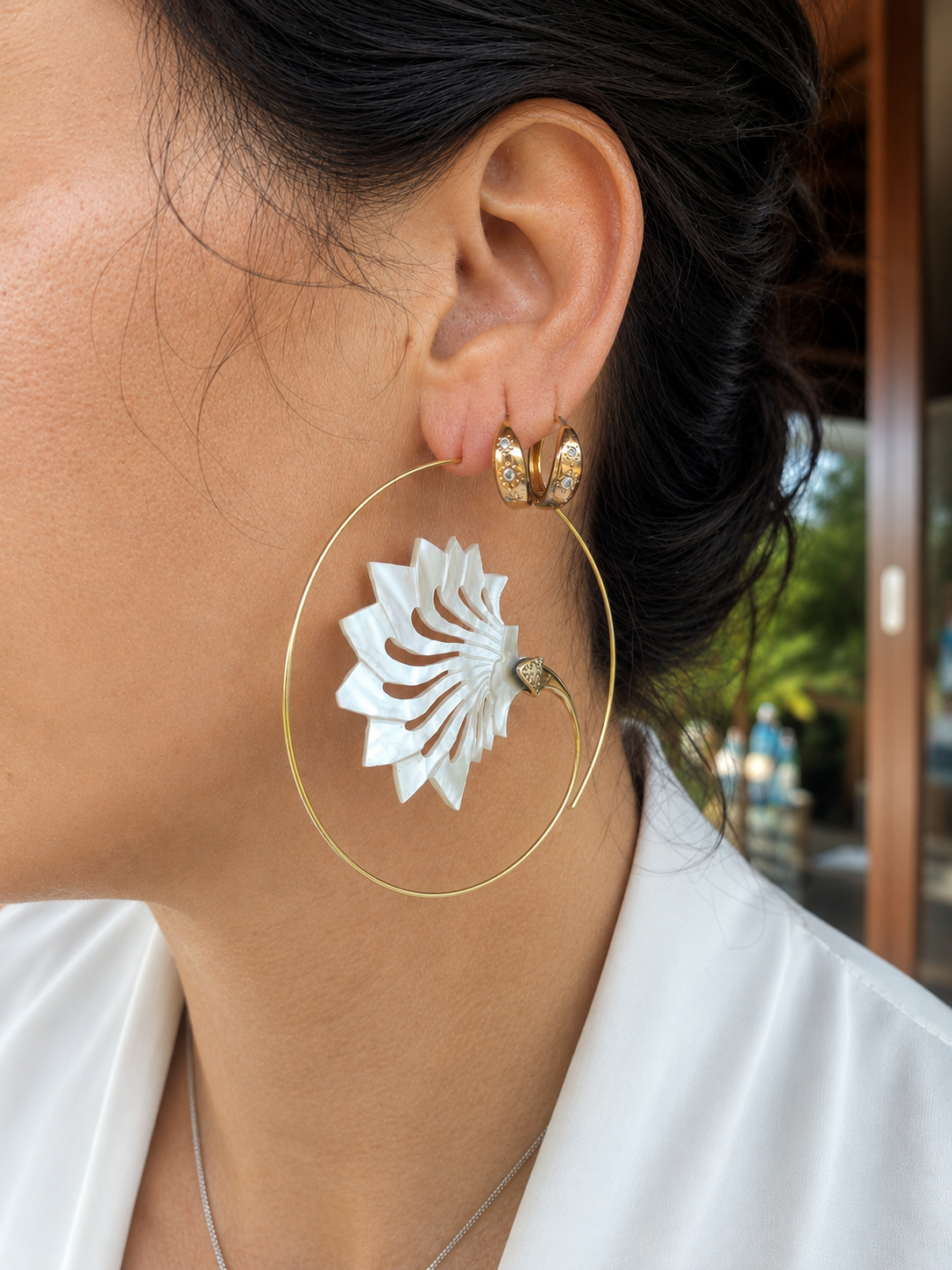 Alaya – Carved Mother of Pearl & Brass Hoop Earrings - immagine 5