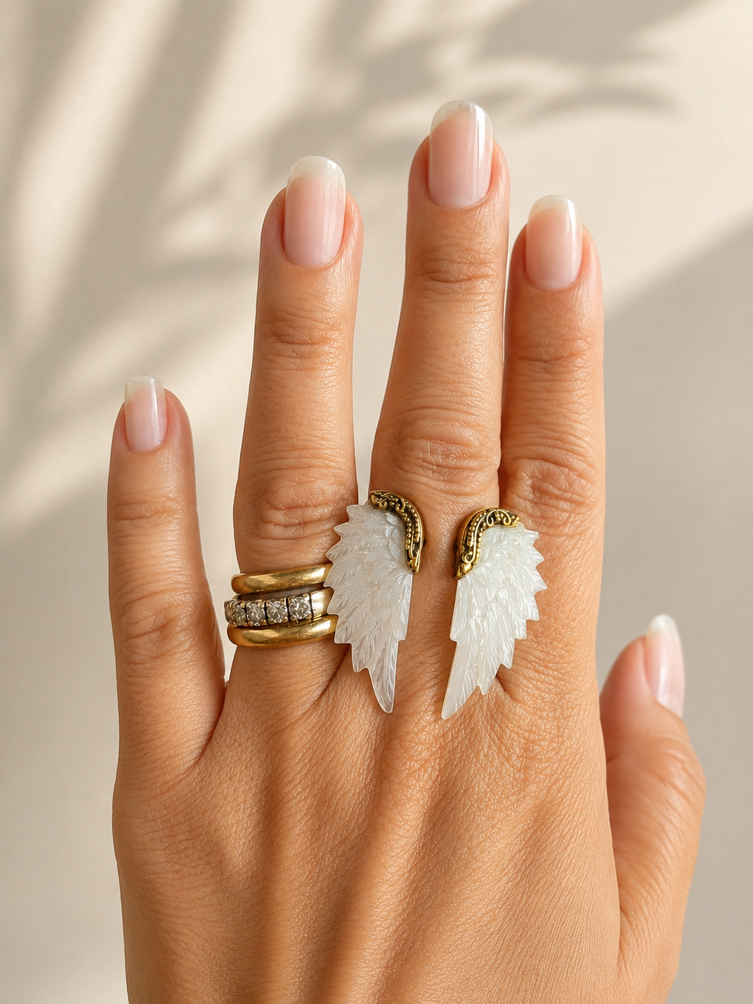 Seraphine – Carved Mother of Pearl Wing Ring - immagine 5